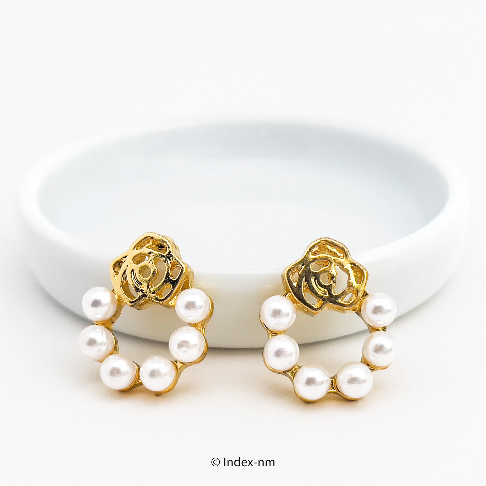 花圈形珍珠狀銀針耳環