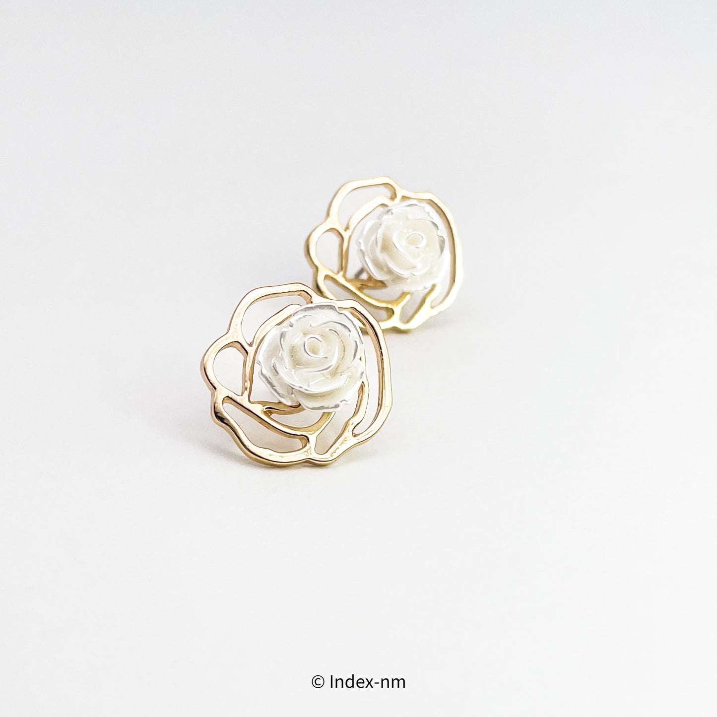 金色底盤白色玫瑰花銀針耳環