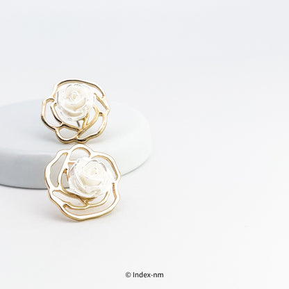 金色底盤白色玫瑰花銀針耳環
