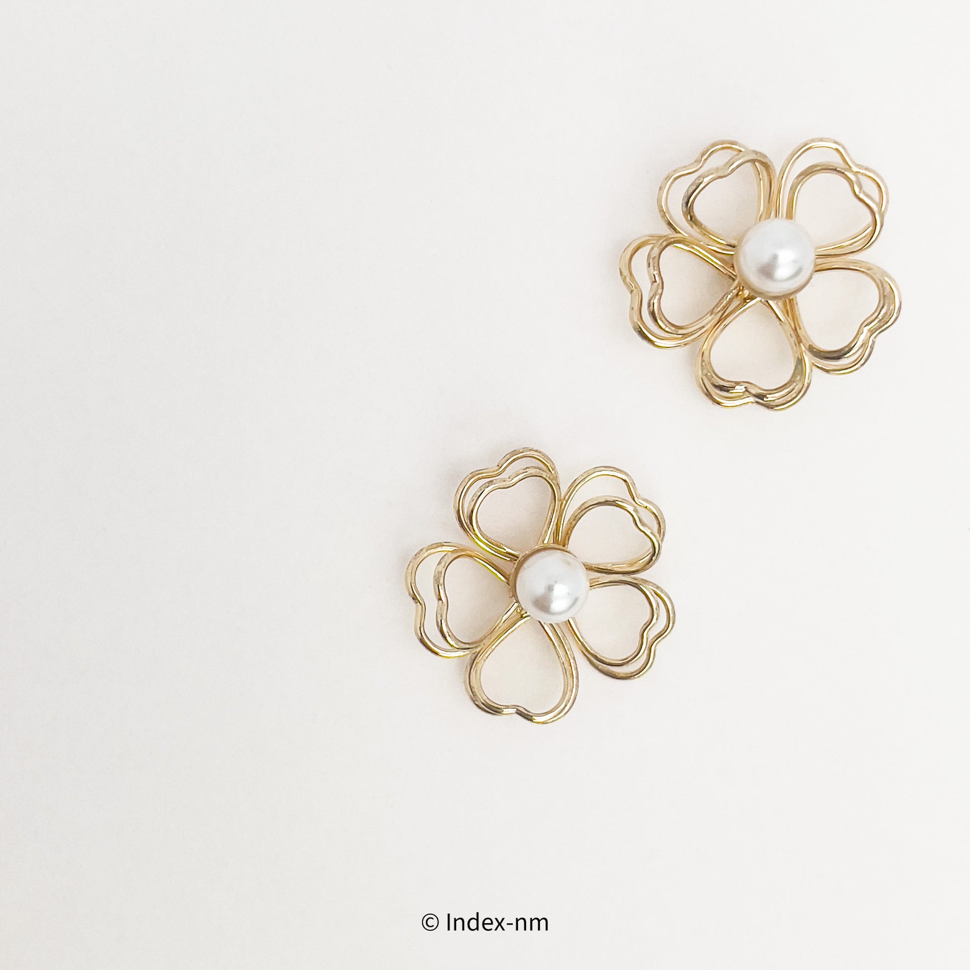 金色鏤空花形銀針耳環