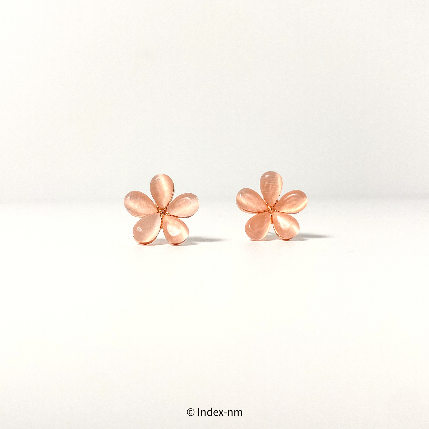 粉紅色五朵花瓣銀針耳環