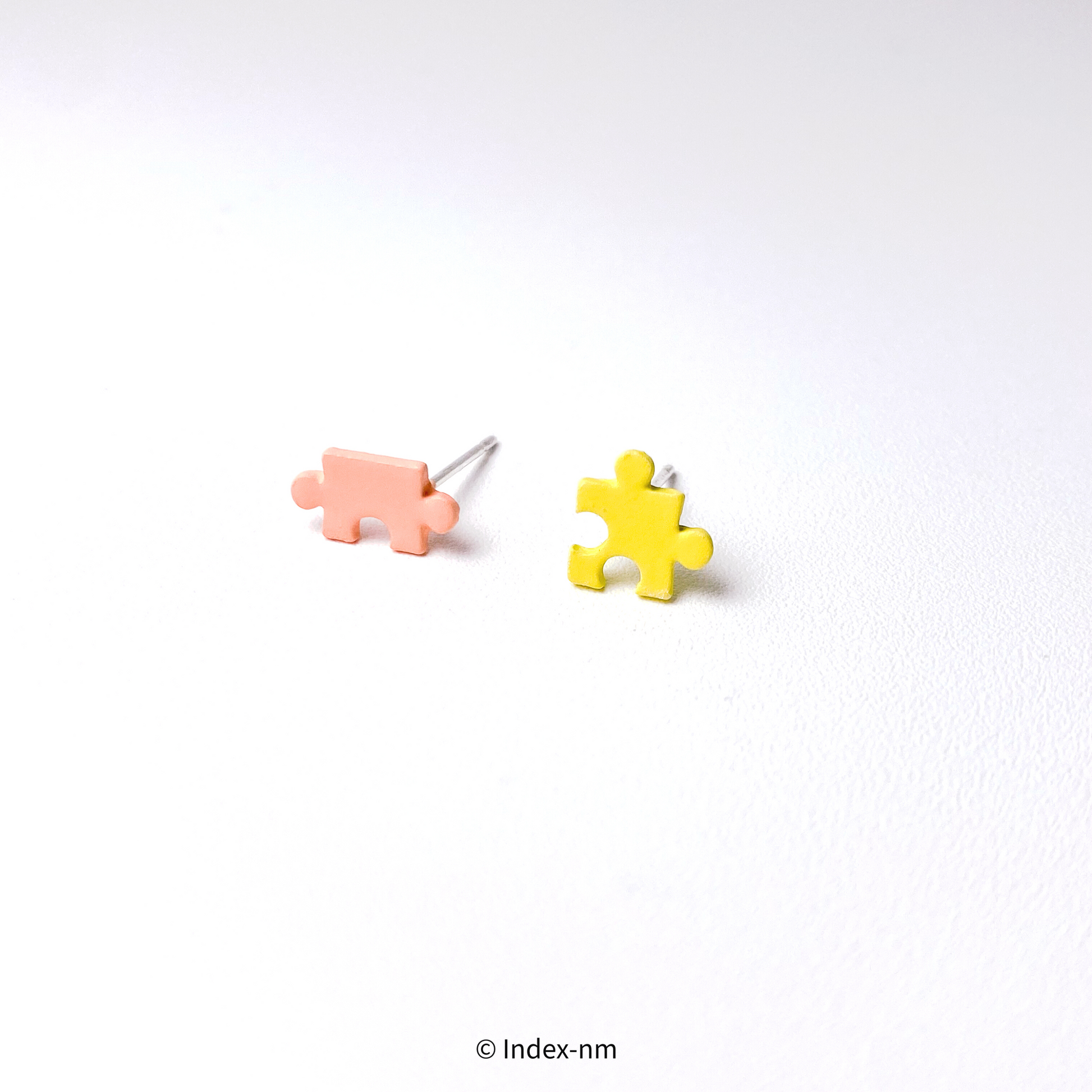 粉紅及黃色積木形狀銀針耳環