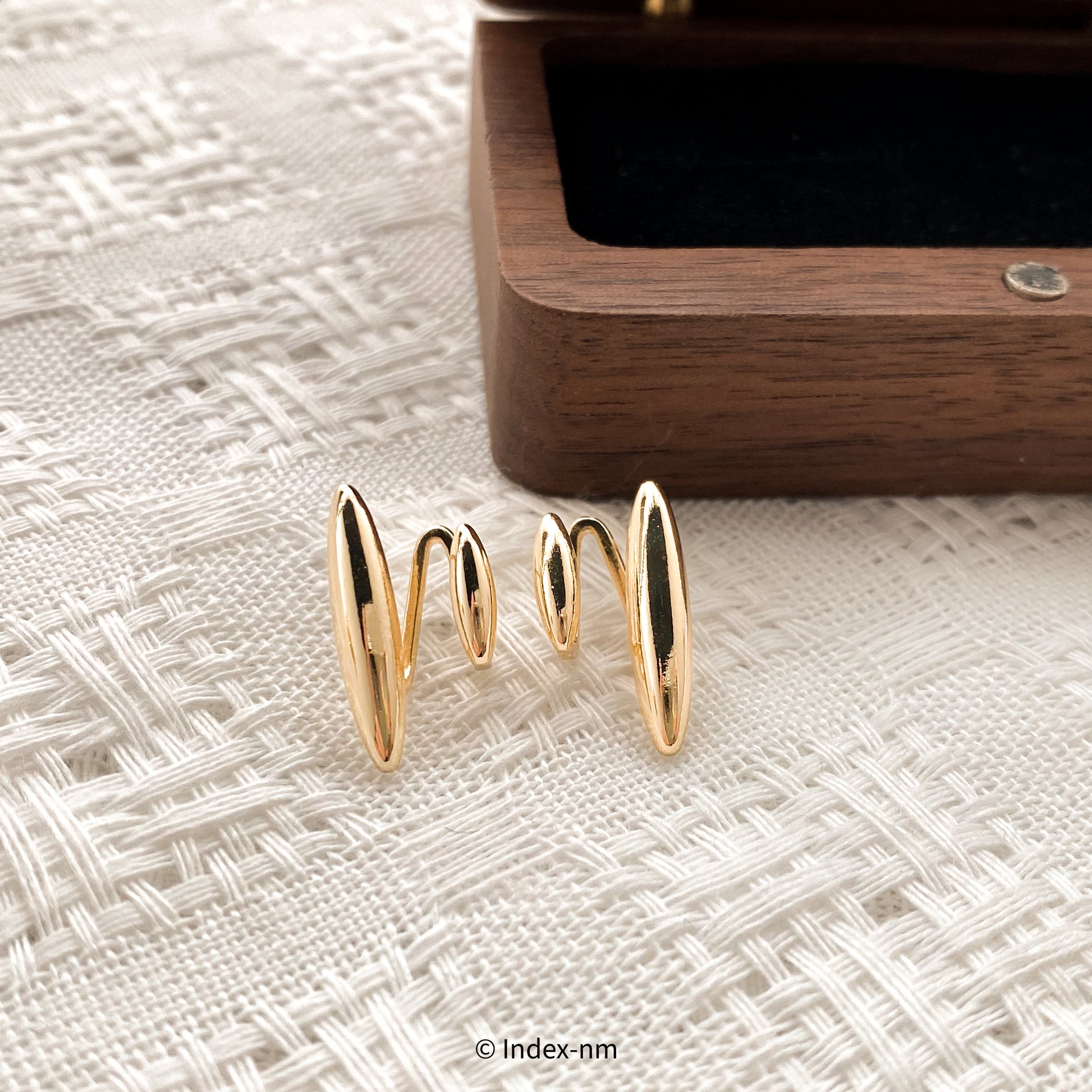 金色簡約設計銀針耳環