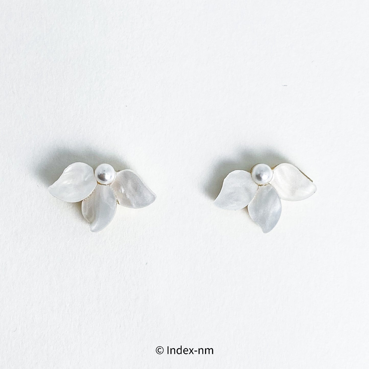 三葉白花瓣耳環