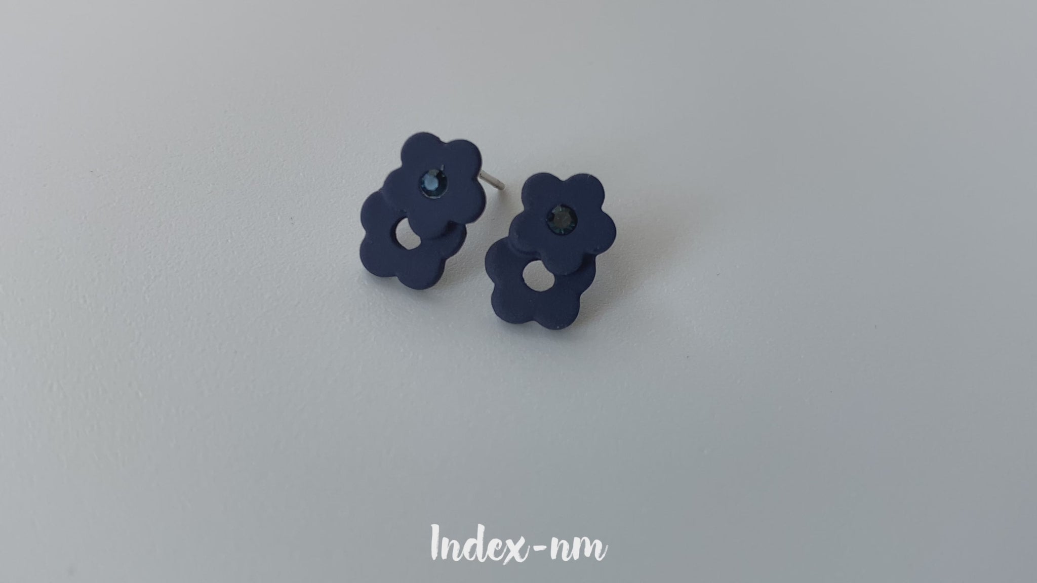 藍色絨布面花朵銀針耳環影片